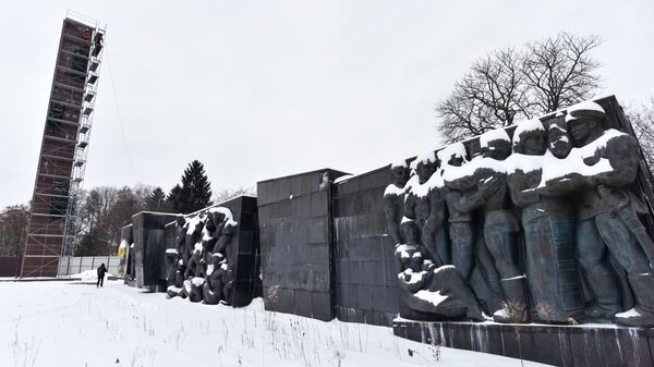 Демонтаж стелы Монумента Славы в Центральном парке культуры и отдыха во Львове