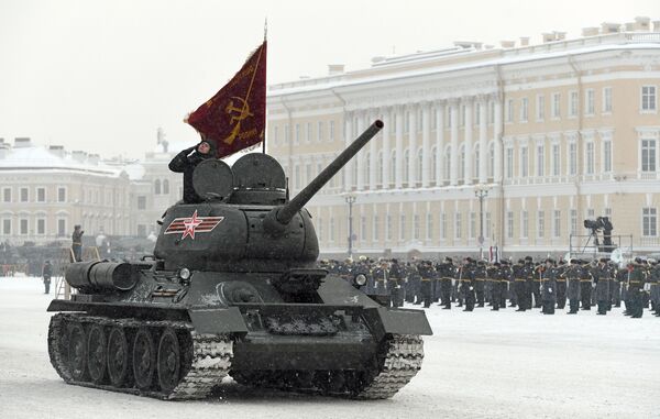 Танк Т-34-85 на параде в честь 75-летия снятия блокады Ленинграда на Дворцовой площади в Санкт-Петербурге. 27 января 2019 Танк Т-34-85 на параде в честь 75-летия снятия блокады Ленинграда на Дворцовой площади в Санкт-Петербурге. 27 января 2019