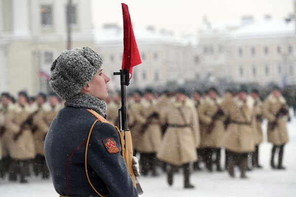 Участник парада в честь 75-летия снятия блокады Ленинграда на Дворцовой площади в Санкт-Петербурге. 27 января 2019 Участник парада в честь 75-летия снятия блокады Ленинграда на Дворцовой площади в Санкт-Петербурге. 27 января 2019