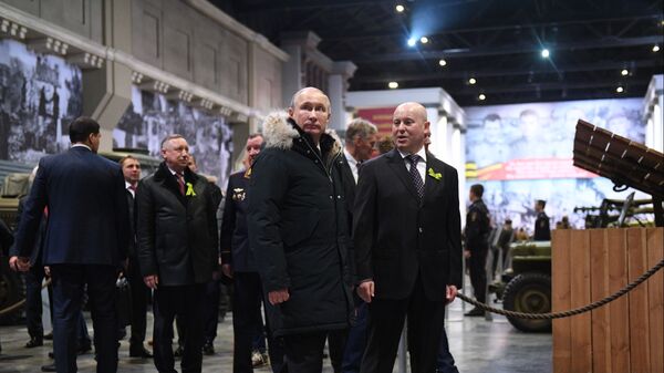 Владимир Путин во время осмотра экспозиции выставки патриотического объединения Ленрезерв, посвященной 75-летию полного освобождения Ленинграда от фашистской блокады. 27 января 2019 Владимир Путин во время осмотра экспозиции выставки патриотического объединения Ленрезерв, посвященной 75-летию полного освобождения Ленинграда от фашистской блокады. 27 января 2019