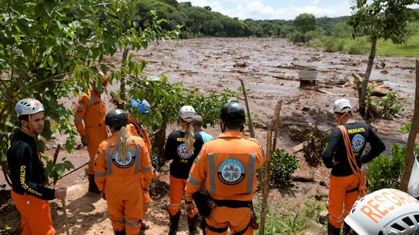 Спасатели на месте прорыва плотин на шахте корпорации Vale в муниципалитете Брумадинью в Бразилии