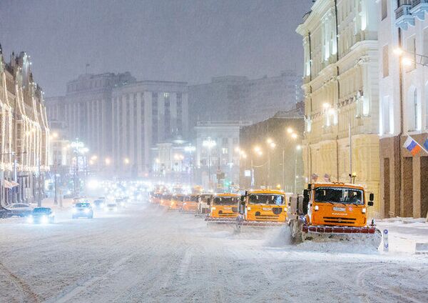 Уборка снега на улицах Москвы Уборка снега на улицах Москвы