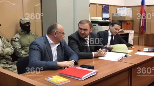 Арестованный сенатор Арашуков в зале суда Арестованный сенатор Арашуков в зале суда