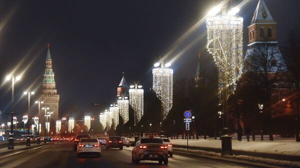 Новогодние гирлянды на фонарях на Кремлевской набережной в Москве Новогодние гирлянды на фонарях на Кремлевской набережной в Москве