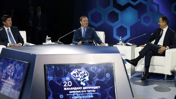 Дмитрий Медведев, премьер-министр Казахстана Бакытжан Сагинтаев и премьер-министр Киргизии Мухаммедкалый Абылгазиев на пленарной сессии форума Цифровая повестка в эпоху глобализации 2.0. Инновационная экосистема Евразии в Алма-Ате. 1 февраля 2019 Дмитрий Медведев, премьер-министр Казахстана Бакытжан Сагинтаев и премьер-министр Киргизии Мухаммедкалый Абылгазиев на пленарной сессии форума Цифровая повестка в эпоху глобализации 2.0. Инновационная экосистема Евразии в Алма-Ате. 1 февраля 2019