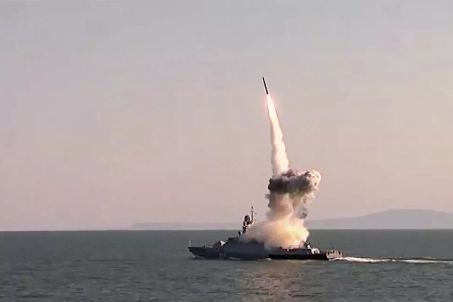 Пуск из комплекса Калибр кораблем Каспийской флотилии во время учений Пуск из комплекса Калибр кораблем Каспийской флотилии во время учений - РИА Новости, 1920, 25.12.2020