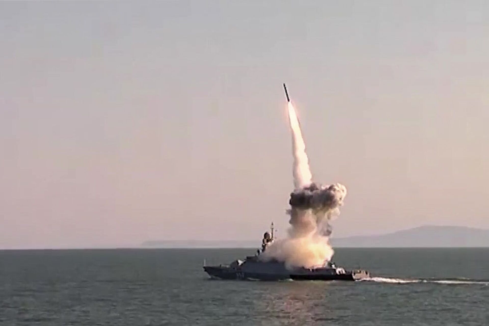 Пуск из комплекса Калибр кораблем Каспийской флотилии во время учений Пуск из комплекса Калибр кораблем Каспийской флотилии во время учений - РИА Новости, 1920, 25.12.2020