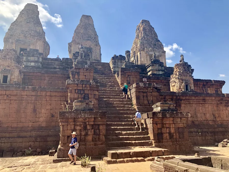 Туристы взбираются по колеснице храма, Анкор, Камбоджа