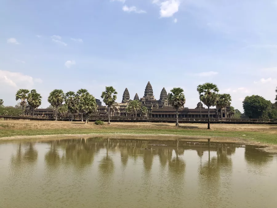 Вид на храм Анкор Ват, отражающийся в пруду, Камбоджа
