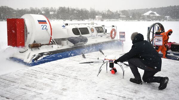 Сотрудник МЧС России во время отработки действий по ликвидации условных чрезвычайных ситуаций на водных объектах Сотрудник МЧС России во время отработки действий по ликвидации условных чрезвычайных ситуаций на водных объектах