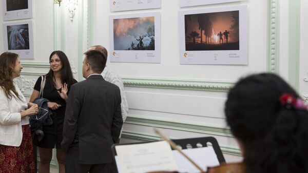 Посетители на открытии выставки работ победителей Международного конкурса фотожурналистики имени Андрея Стенина в Буэнос-Айресе Посетители на открытии выставки работ победителей Международного конкурса фотожурналистики имени Андрея Стенина в Буэнос-Айресе