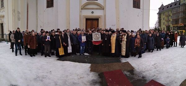 Община УПЦ в поселке Богородчаны возле опечатанного Свято-Николаевского храма. 3 февраля 2019 года Община УПЦ в поселке Богородчаны возле опечатанного Свято-Николаевского храма. 3 февраля 2019 года