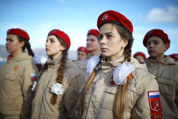 Юнармейцы во время городской патриотической акции Белые чайки в Новороссийске Юнармейцы во время городской патриотической акции Белые чайки в Новороссийске