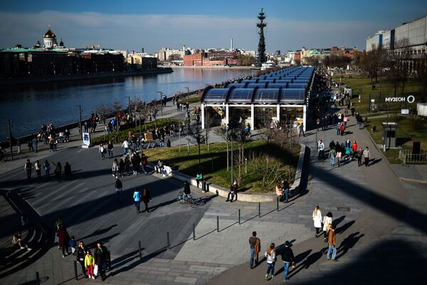 Отдыхающие в Парке искусств Музеон в Москве Отдыхающие в Парке искусств Музеон в Москве