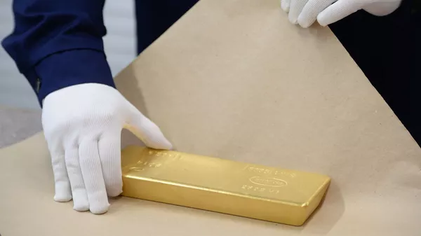 Упаковка золотого слитка на Екатеринбургском заводе Упаковка золотого слитка на Екатеринбургском заводе