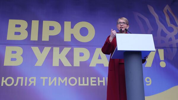 Лидер партии Батькивщина Юлия Тимошенко выступает перед избирателями в Киеве Лидер партии Батькивщина Юлия Тимошенко выступает перед избирателями в Киеве