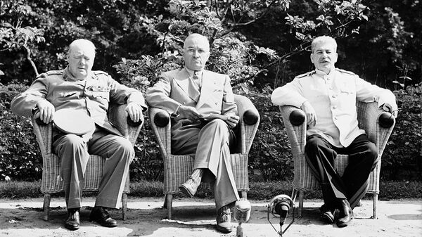 Премьер-министр Великобритании У. Черчилль, президент США Г. Трумэн, председатель Совета народных комиссаров СССР и председатель Государственного комитета Обороны СССР, Генеральный секретарь ЦК ВКП (б), И.В.Сталин на Потсдамской конференции, 1945 год Премьер-министр Великобритании У. Черчилль, президент США Г. Трумэн, председатель Совета народных комиссаров СССР и председатель Государственного комитета Обороны СССР, Генеральный секретарь ЦК ВКП (б), И.В.Сталин на Потсдамской конференции, 1945 год