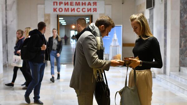 Студенты в одном из корпусов филиала Московского государственного университета имени М. В. Ломоносова в городе Севастополе Студенты в одном из корпусов филиала Московского государственного университета имени М. В. Ломоносова в городе Севастополе