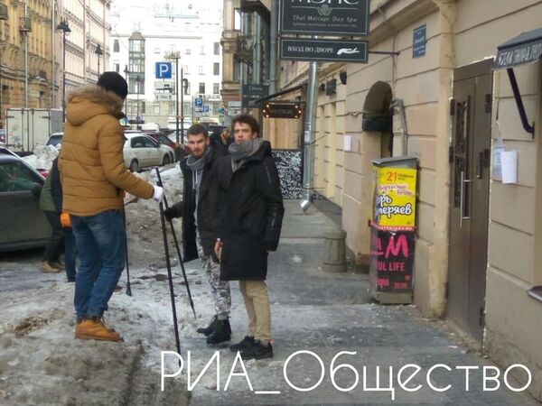 Бармены расчищают снег и наледь на улице Рубинштейна в Санкт-Петербурге Бармены расчищают снег и наледь на улице Рубинштейна в Санкт-Петербурге