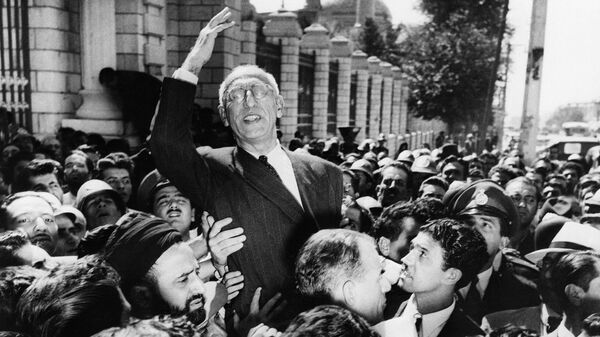 Мохаммед Мосаддык на площади Меджлиса в Тегеране. 27 сентября 1951 Мохаммед Мосаддык на площади Меджлиса в Тегеране. 27 сентября 1951