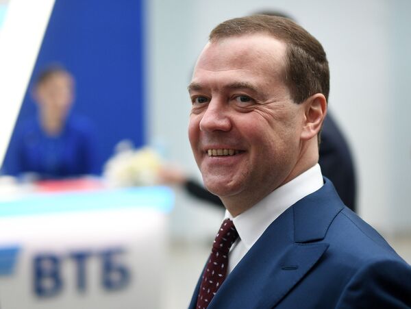 Председатель правительства РФ Дмитрий Медведев во время осмотра выставки в рамках Российского инвестиционного форума Сочи-2019 Председатель правительства РФ Дмитрий Медведев во время осмотра выставки в рамках Российского инвестиционного форума Сочи-2019