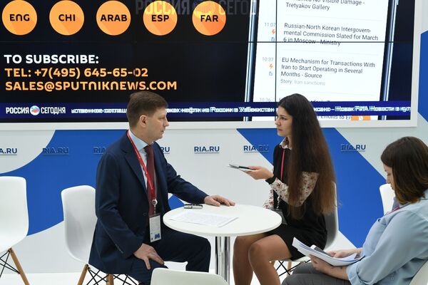 Губернатор Хабаровского края Сергей Фургал на стенде МИА Россия сегодня на Российском инвестиционном форуме в Сочи Губернатор Хабаровского края Сергей Фургал на стенде МИА Россия сегодня на Российском инвестиционном форуме в Сочи