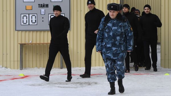 Игрок ФК Краснодар Павел Мамаев (слева) перед началом матча между заключенными московского СИЗО Бутырка. Игрок ФК Краснодар Павел Мамаев (слева) перед началом матча между заключенными московского СИЗО Бутырка.