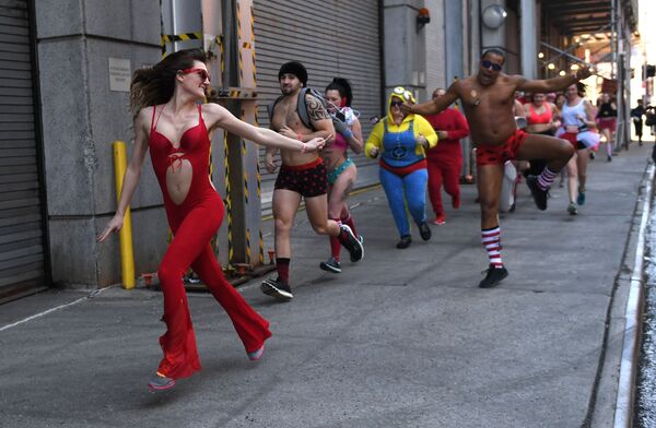 Участники благотворительного забега Cupid's Undie Run в Нью-Йорке Участники благотворительного забега Cupid's Undie Run в Нью-Йорке