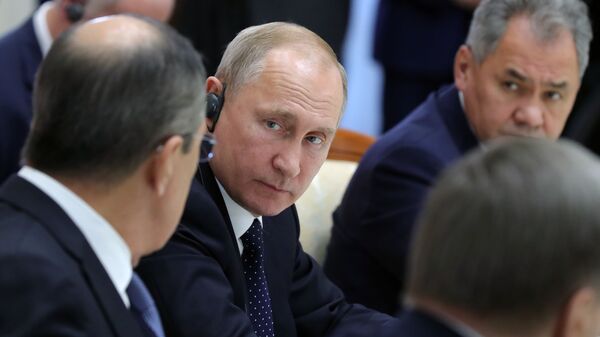 Президент РФ Владимир Путин во время трехсторонней встречи президентов России, Ирана и Турции в Сочи Президент РФ Владимир Путин во время трехсторонней встречи президентов России, Ирана и Турции в Сочи