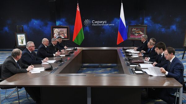 Президент РФ Владимир Путин и президент Белоруссии Александр Лукашенко во время встречи в образовательном центре Сириус в Сочи Президент РФ Владимир Путин и президент Белоруссии Александр Лукашенко во время встречи в образовательном центре Сириус в Сочи