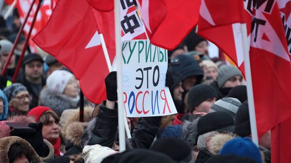 Участники митинга За сохранение территориальной целостности России. Против передачи Курильских островов Японии в Москве Участники митинга За сохранение территориальной целостности России. Против передачи Курильских островов Японии в Москве