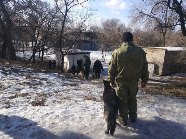 Сотрудники правоохранительных органов на месте взрыва в Донецке. 18 февраля 2019 Сотрудники правоохранительных органов на месте взрыва в Донецке. 18 февраля 2019