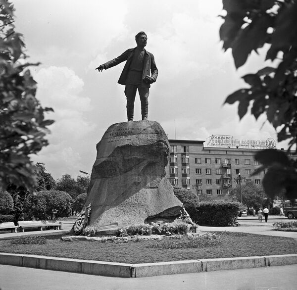 Памятник Якову Свердлову в Екатеринбурге Памятник Якову Свердлову в Екатеринбурге