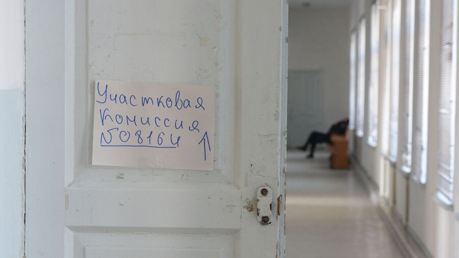 Избирательный участок в Симферополе накануне референдума 16 марта Избирательный участок в Симферополе накануне референдума 16 марта