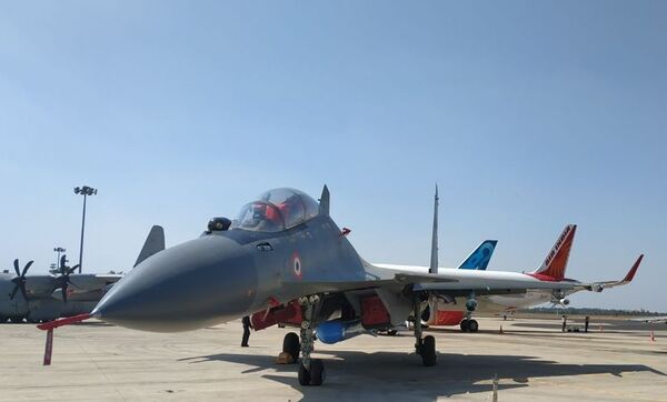 Самолет Су-30МКИ со сверхзвуковой противокорабельной ракетой PJ-10 BrahMos на выставке Aero India в Бангалоре Самолет Су-30МКИ со сверхзвуковой противокорабельной ракетой PJ-10 BrahMos на выставке Aero India в Бангалоре