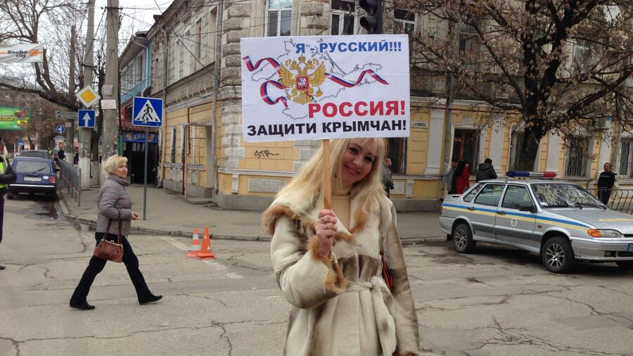 Пророссийская активистка на одной из улиц Крыма Пророссийская активистка на одной из улиц Крыма