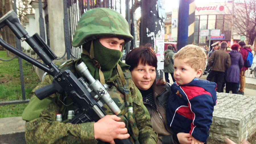 Пророссийские активисты на одной из улиц Крыма Пророссийские активисты на одной из улиц Крыма