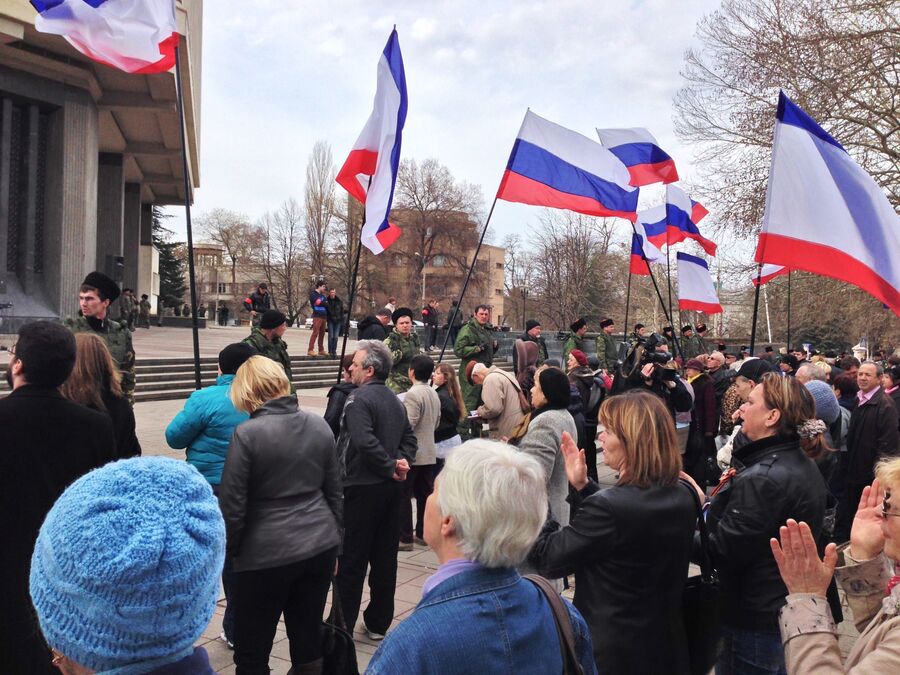 Пророссийские активисты на одной из улиц Крыма Пророссийские активисты на одной из улиц Крыма