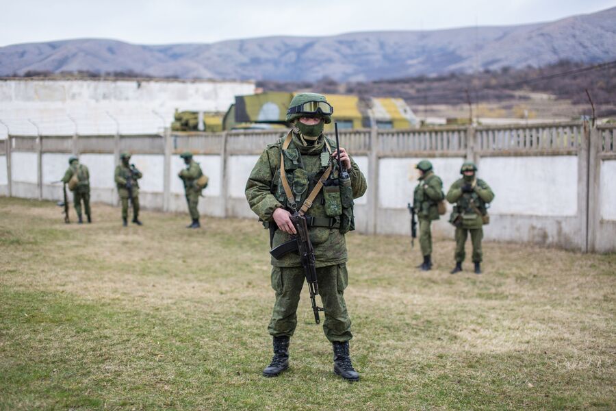 Военнослужащие у военной базы в селе Перевальное недалеко от Симферополя Военнослужащие у военной базы в селе Перевальное недалеко от Симферополя