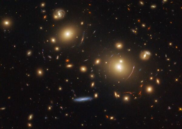 Галактическое скопление SDSS J0928+2031 Галактическое скопление SDSS J0928+2031