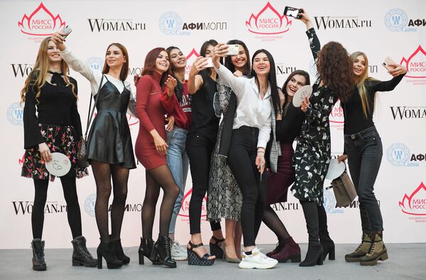 Участницы кастинга Мисс Россия 2019 в торговом центре АФИМОЛЛ Сити в Москве