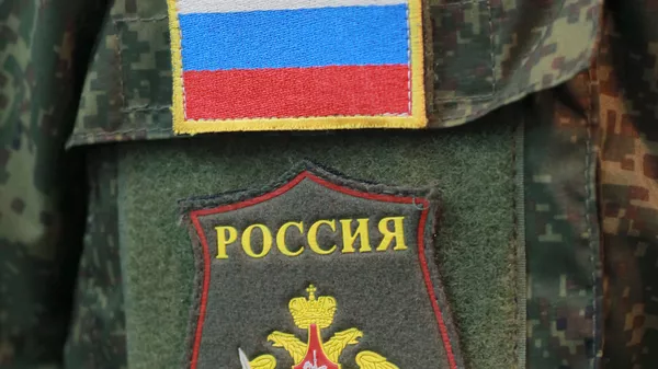 Шеврон на рукаве новой формы для военнослужащих российской армии