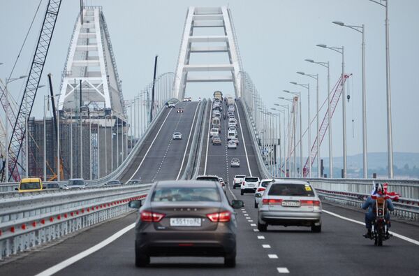 Автомобильное движение по автодорожной части Крымского моста Автомобильное движение по автодорожной части Крымского моста