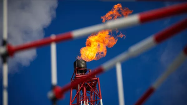 Газовый факел морской нефтеперерабатывающей платформы Приразломная