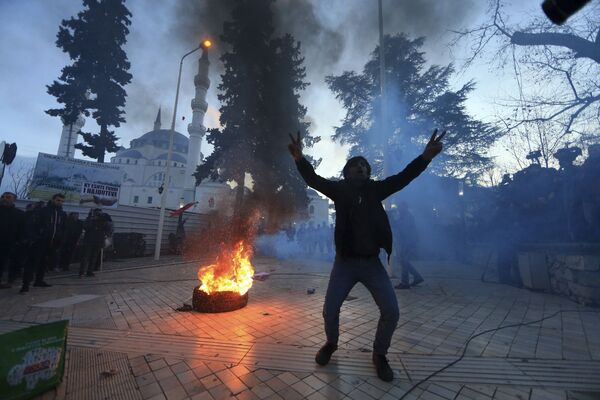 Участник антиправительственного митинга в Тиране, Албания Участник антиправительственного митинга в Тиране, Албания