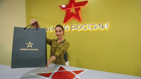 Сотрудница в флагманском салоне Армия России в Москве Сотрудница в флагманском салоне Армия России в Москве