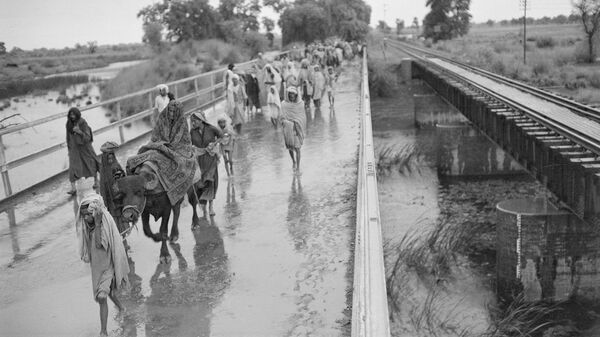 Беженцы на дороге неподалеку от индийско-пакистанской границы. 1947 год Беженцы на дороге неподалеку от индийско-пакистанской границы. 1947 год