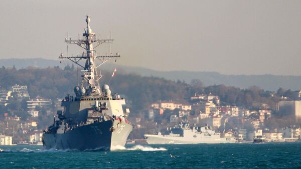 Американский ракетный эскадренный миноносец USS Donald Cook и российский фрегат Адмирал Эссен (на заднем плане) в районе турецкого пролива Босфор. 1 марта 2019 Американский ракетный эскадренный миноносец USS Donald Cook и российский фрегат Адмирал Эссен (на заднем плане) в районе турецкого пролива Босфор. 1 марта 2019
