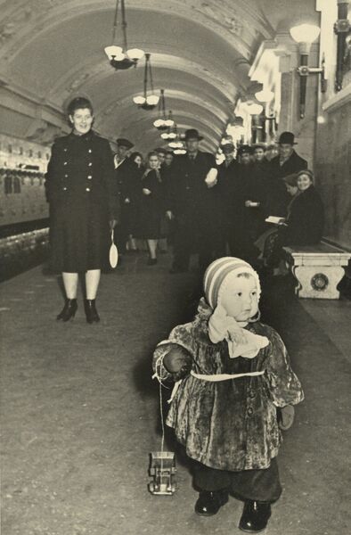 Михаил Грачев. В метро. Москва. 1950-е Михаил Грачев. В метро. Москва. 1950-е