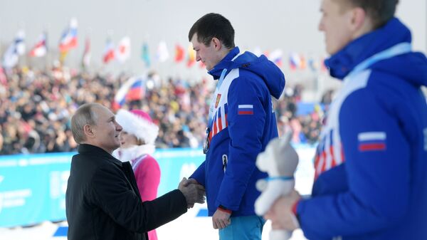 Владимир Путин и российский лыжник Антон Тимашов (в центре)